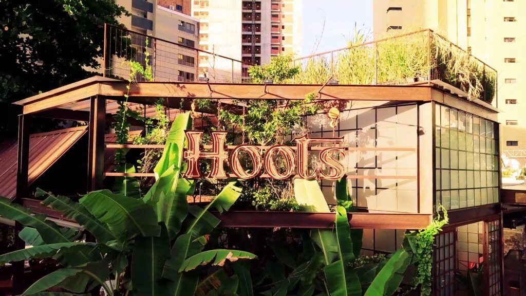 Fachada do Hoots Gastropub no calçadão da Av. Desembargador Moreira